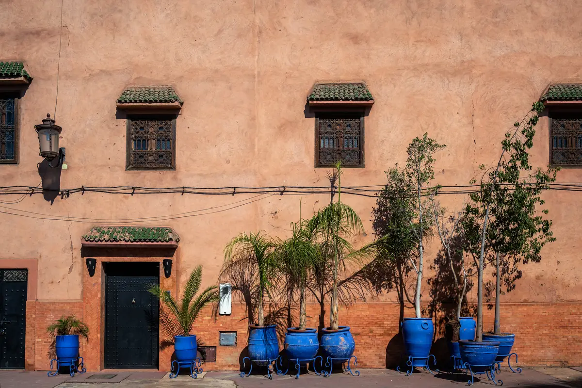 Façade ornée de style marocain avec pots de fleurs bleus