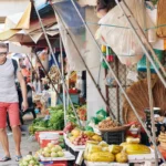 Couple de voyageurs flânant dans un marché animé à l'étranger